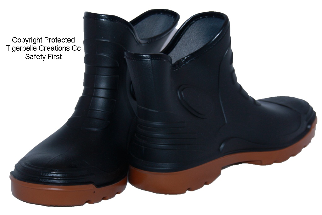 All Listings Ankle and Knee-High Boots. Prepare for the next big blizzard or rain storm with Crocs' selection of ankle and knee-high boots. These boots are perfect for trekking through the snow or running through that pesky surprise rain storm. Our rain boots for kids come in a variety of cool designs to make splashing in puddles that much more fun.